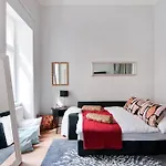 Relocation Or Expats, Only Long Term Stay! 2 Min To Metro