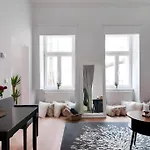 Relocation Or Expats, Only Long Term Stay! 2 Min To Metro