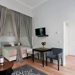 Relocation Or Expats, Only Long Term Stay! 2 Min To Metro