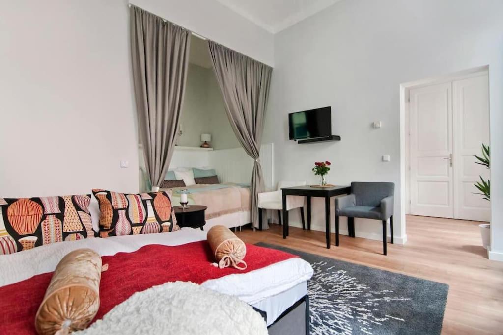Relocation Or Expats, Only Long Term Stay! 2 Min To Metro *