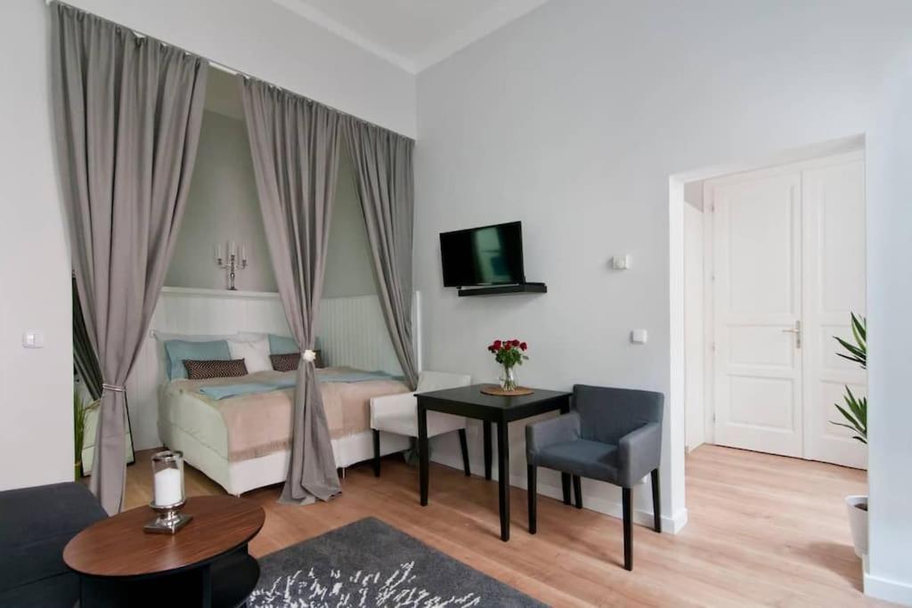 Relocation Or Expats, Only Long Term Stay! 2 Min To Metro Apartment