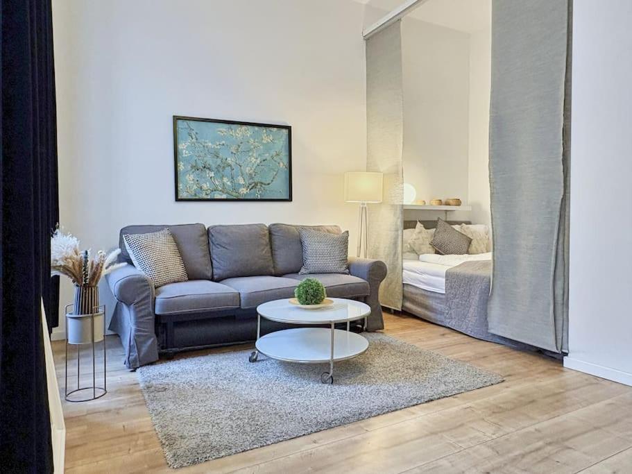 Relocation Or Expats, Only Long Term Stay! 2 Min To Metro