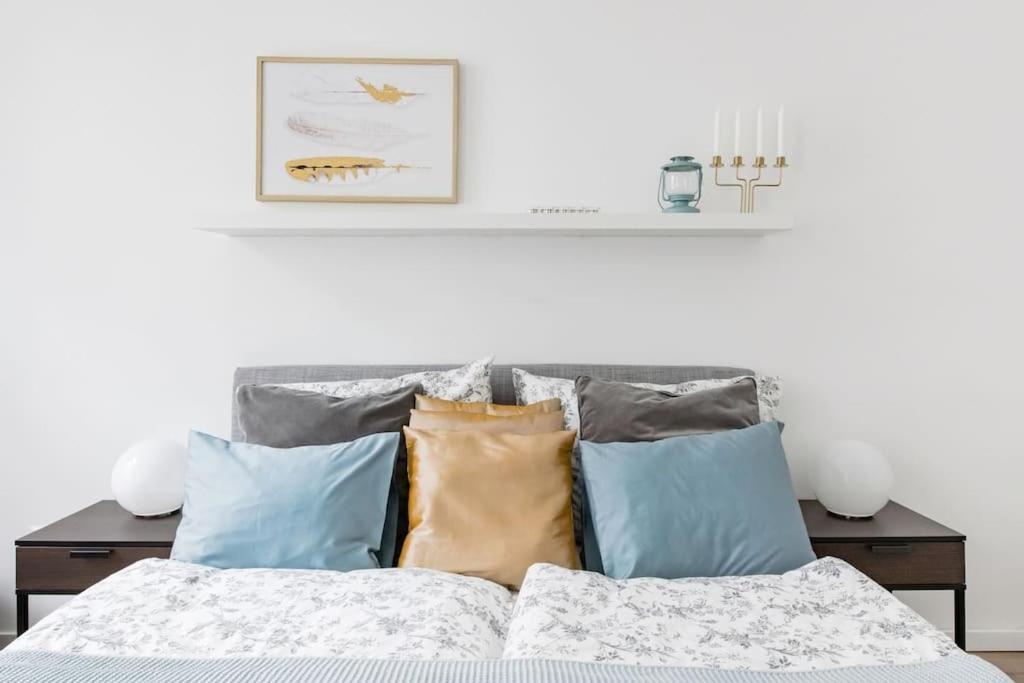 Relocation Or Expats, Only Long Term Stay! 2 Min To Metro *