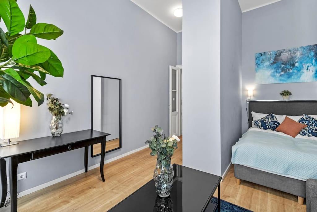 Relocation Or Expats, Only Long Term Stay! 2 Min To Metro Apartment *