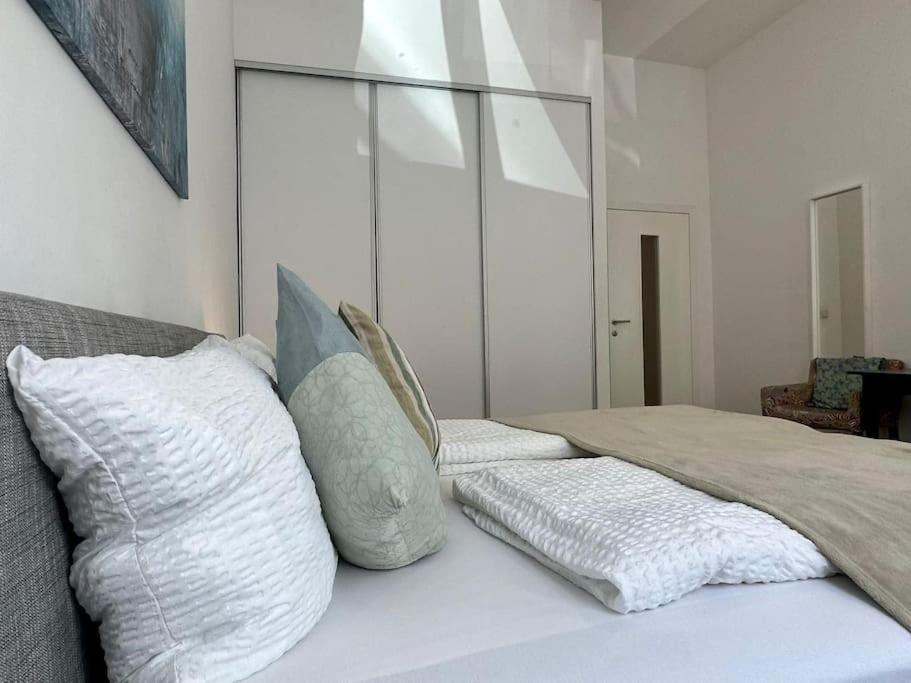 Relocation Or Expats, Only Long Term Stay! 2 Min To Metro *