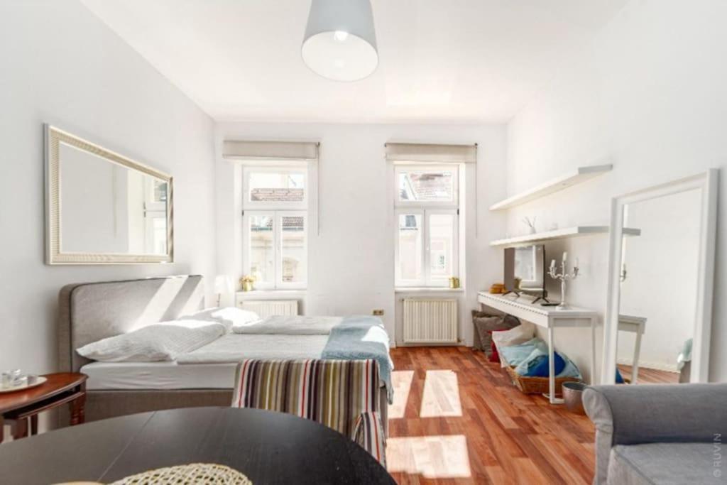 Relocation Or Expats, Only Long Term Stay! 2 Min To Metro Apartment *