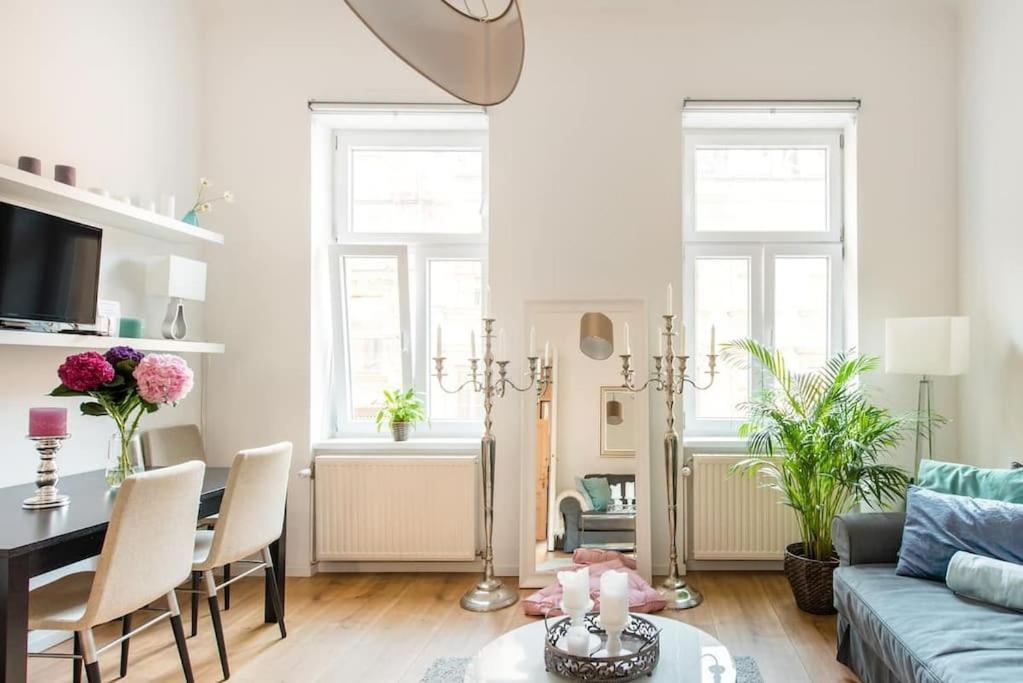 Apartment Relocation Or Expats, Only Long Term Stay! 2 Min To Metro Wien