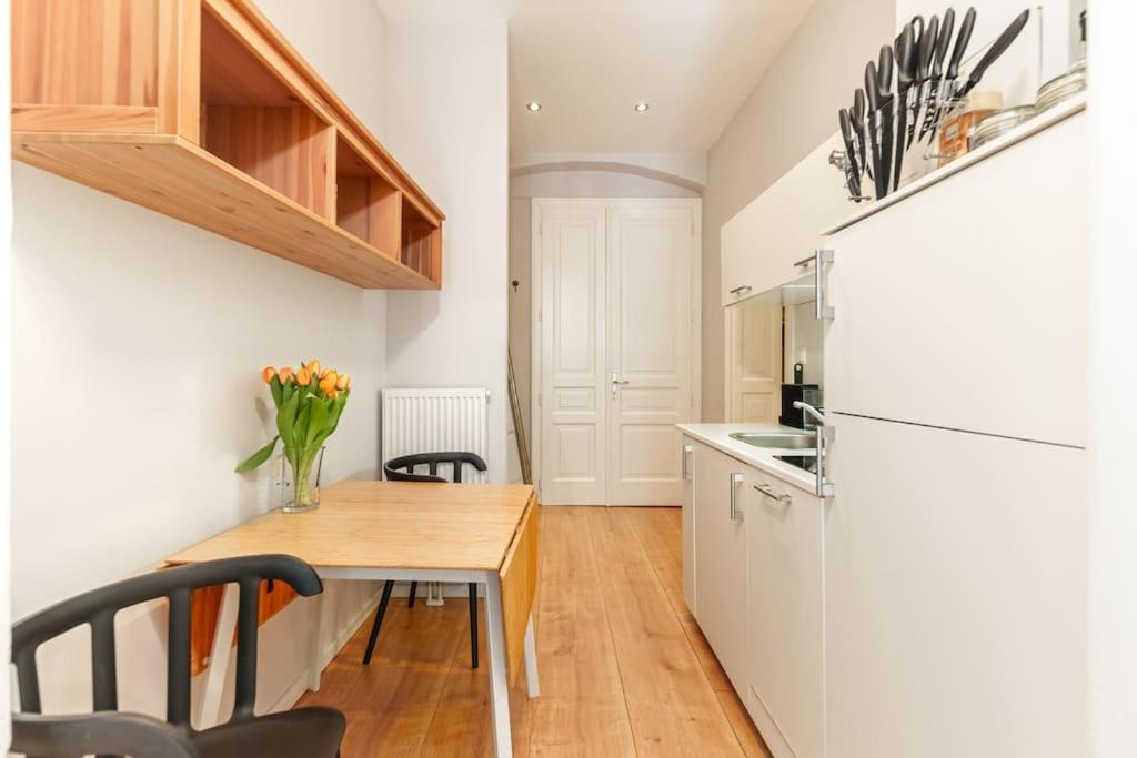 Relocation Or Expats, Only Long Term Stay! 2 Min To Metro *
