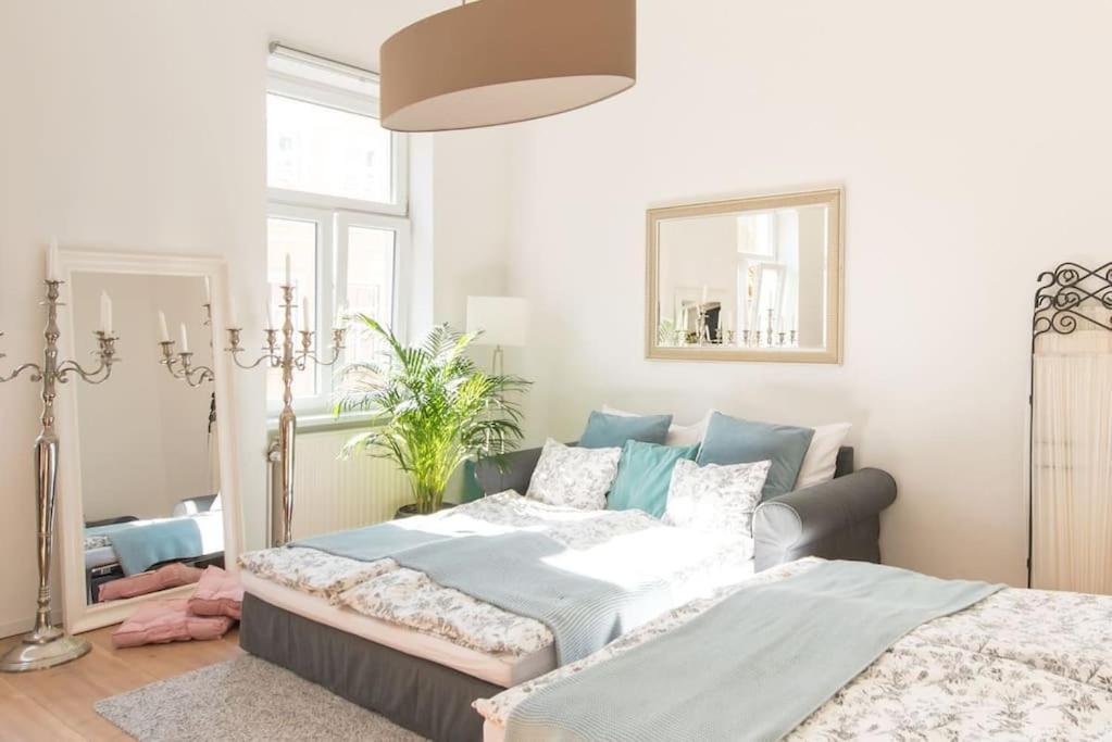 Relocation Or Expats, Only Long Term Stay! 2 Min To Metro
