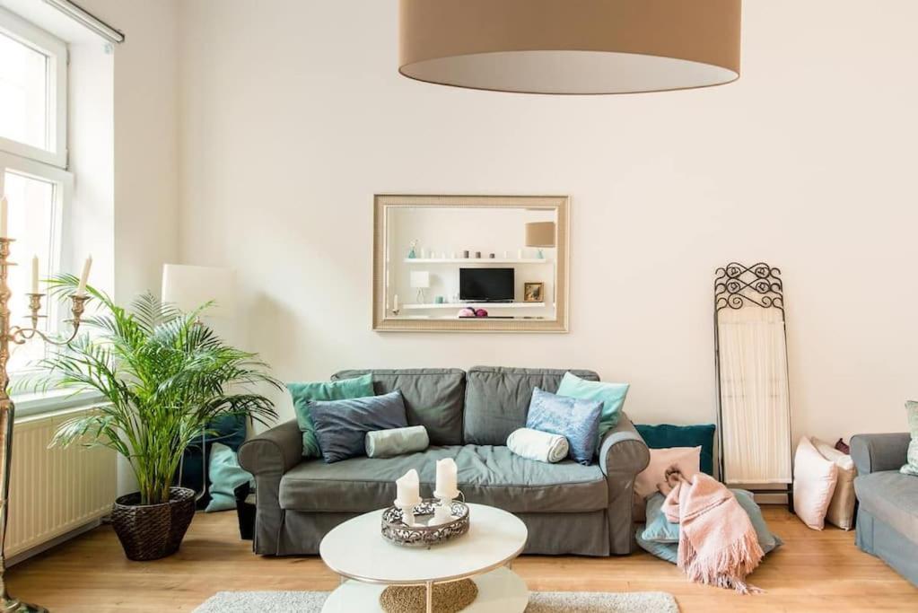 Relocation Or Expats, Only Long Term Stay! 2 Min To Metro Apartment