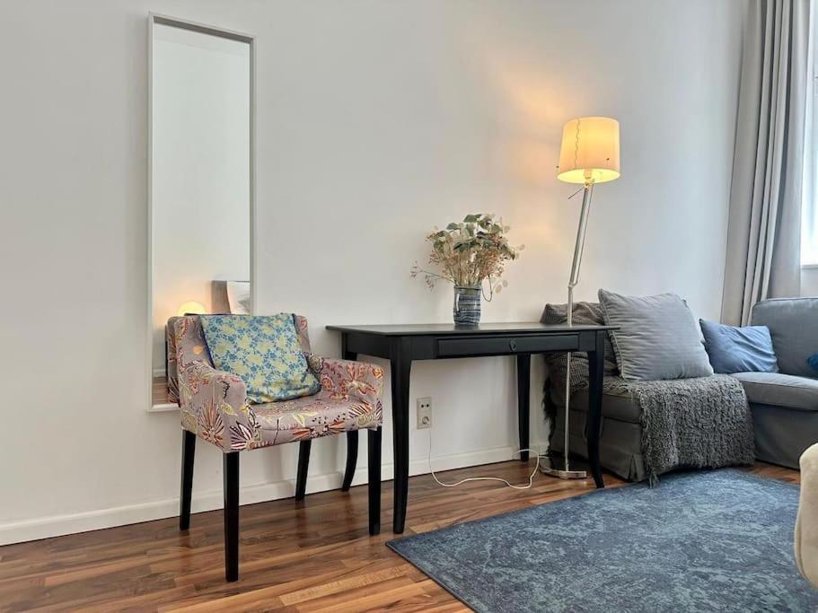 Relocation Or Expats, Only Long Term Stay! 2 Min To Metro *