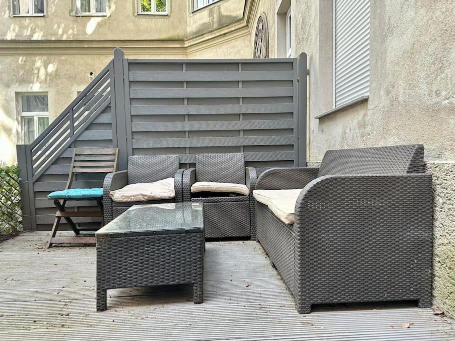 Relocation Or Expats, Only Long Term Stay! 2 Min To Metro Apartment