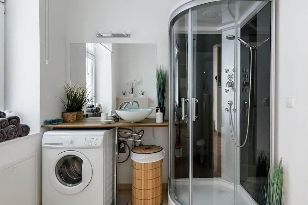 Relocation Or Expats, Only Long Term Stay! 2 Min To Metro Apartment *