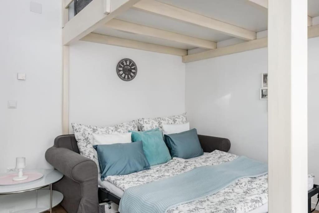 Relocation Or Expats, Only Long Term Stay! 2 Min To Metro *