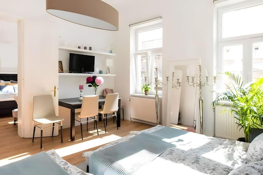 Relocation Or Expats, Only Long Term Stay! 2 Min To Metro Apartment *