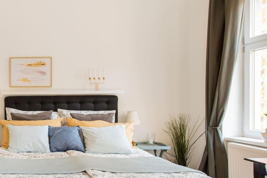 Relocation Or Expats, Only Long Term Stay! 2 Min To Metro *