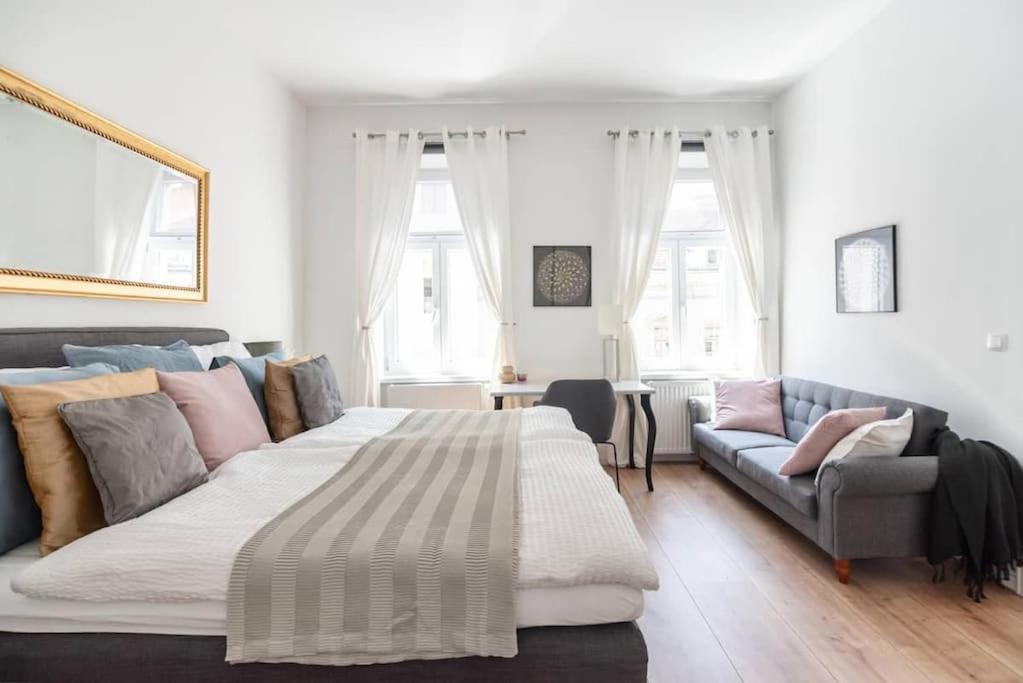 Apartment Relocation Or Expats, Only Long Term Stay! 2 Min To Metro