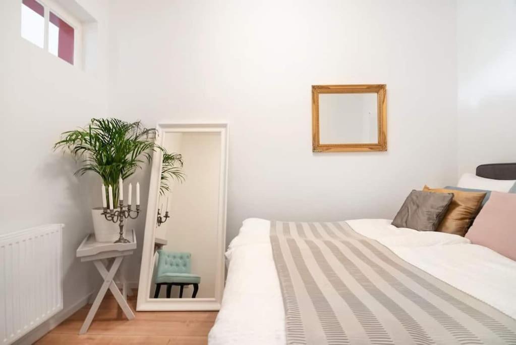 Relocation Or Expats, Only Long Term Stay! 2 Min To Metro Apartment *