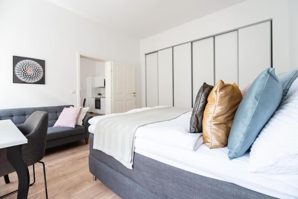 Relocation Or Expats, Only Long Term Stay! 2 Min To Metro Apartment