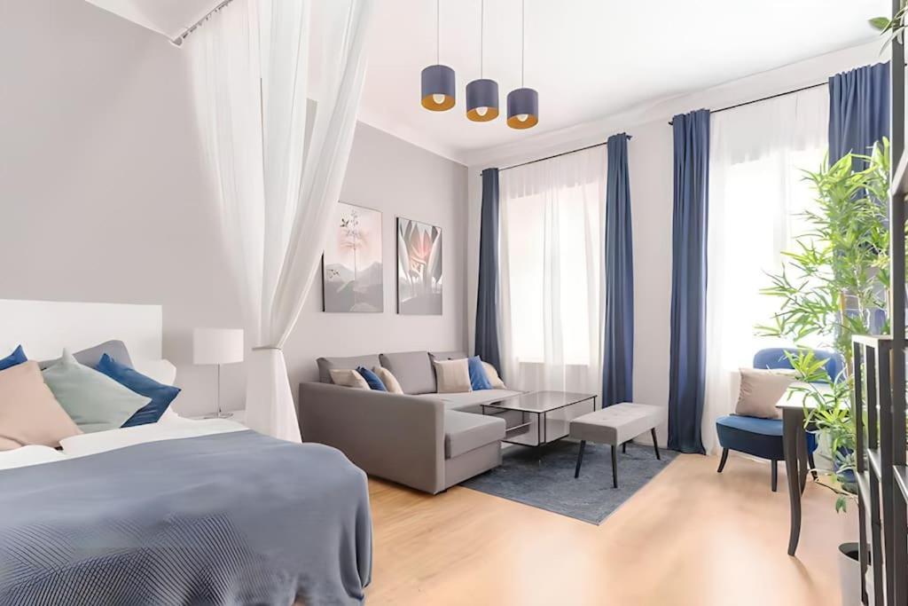 Relocation Or Expats, Only Long Term Stay! 2 Min To Metro Apartment *