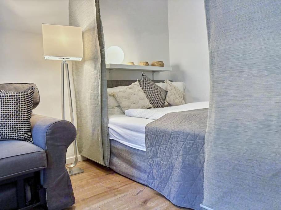 Relocation Or Expats, Only Long Term Stay! 2 Min To Metro Apartment
