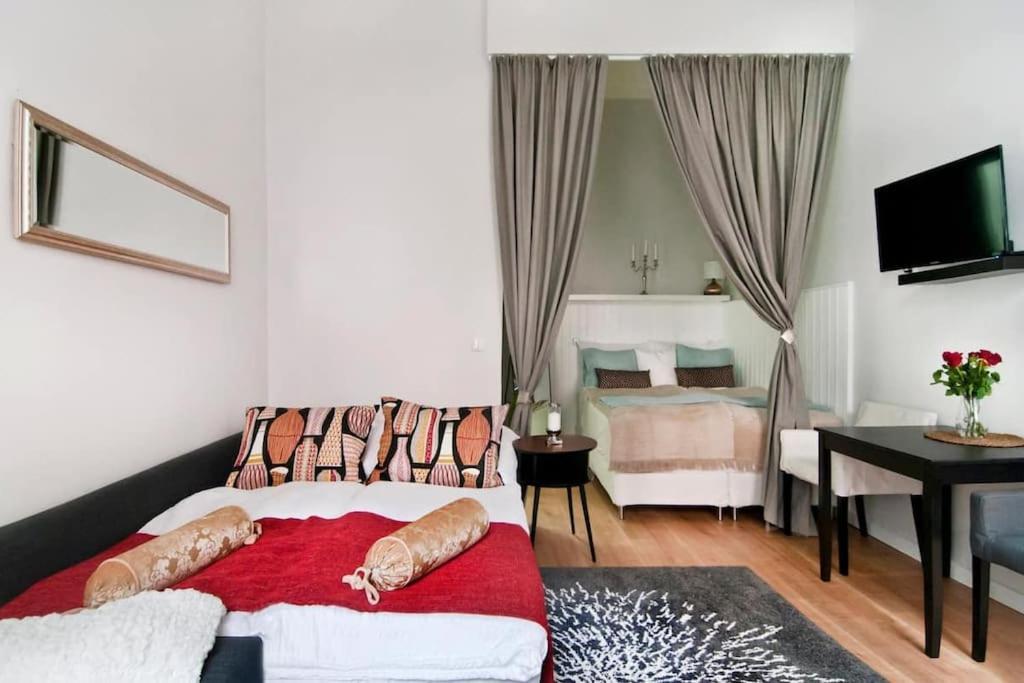 Relocation Or Expats, Only Long Term Stay! 2 Min To Metro Apartment