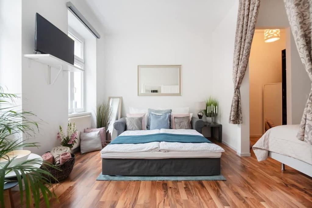 Apartment Relocation Or Expats, Only Long Term Stay! 2 Min To Metro