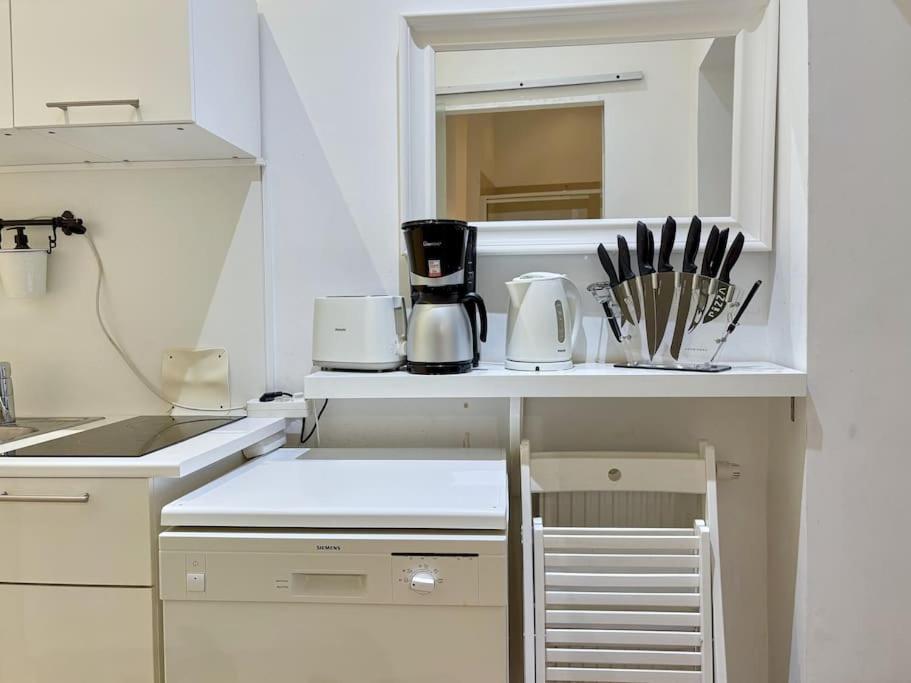 Relocation Or Expats, Only Long Term Stay! 2 Min To Metro Apartment