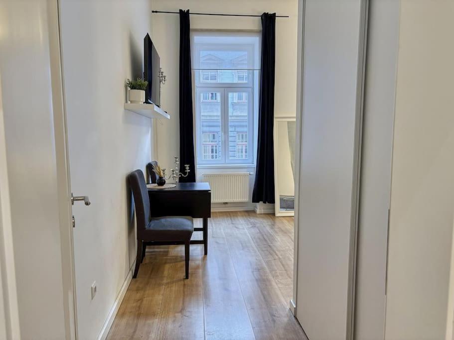 Apartment Relocation Or Expats, Only Long Term Stay! 2 Min To Metro