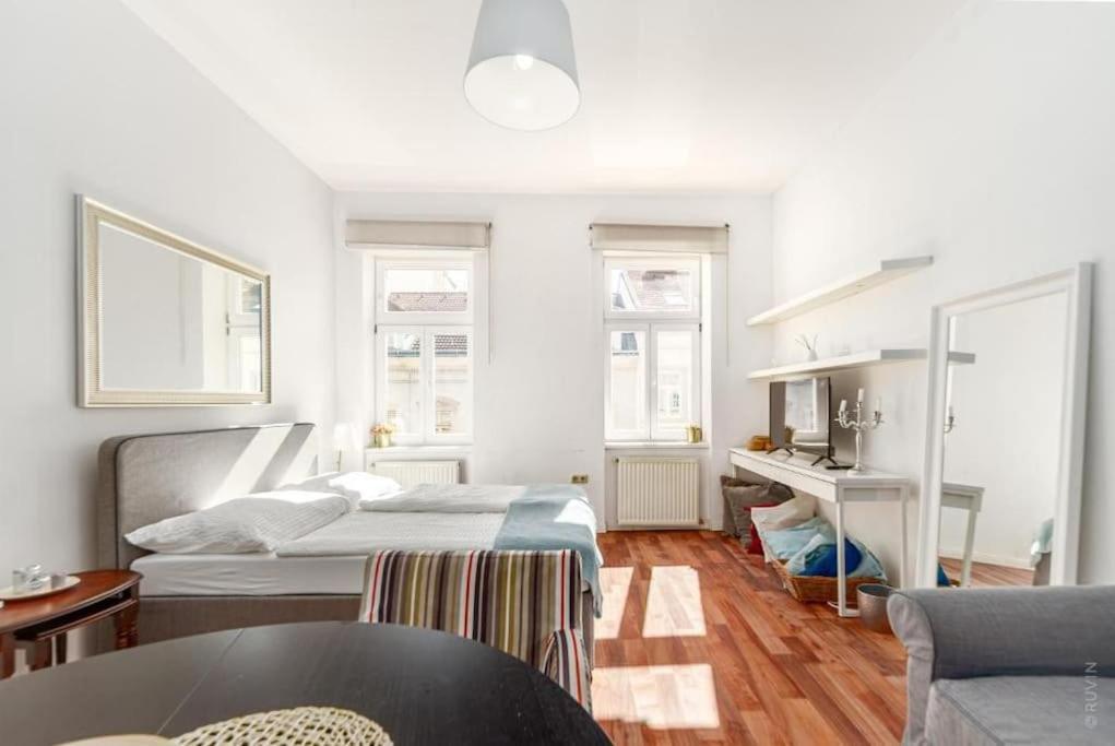 Relocation Or Expats, Only Long Term Stay! 2 Min To Metro Apartment *