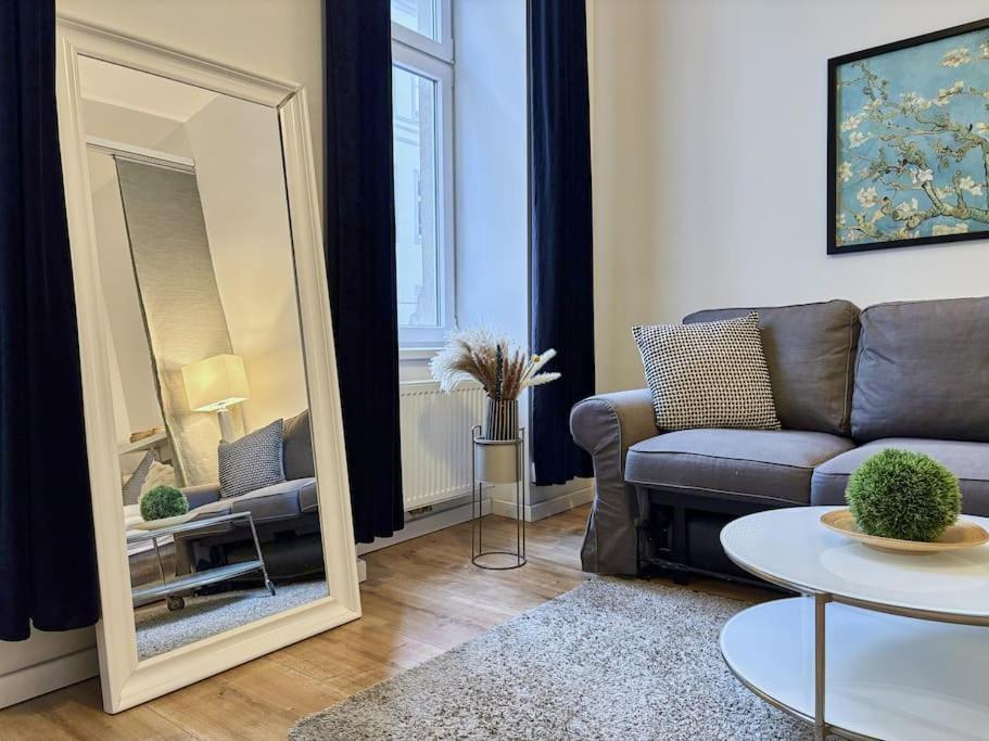 Relocation Or Expats, Only Long Term Stay! 2 Min To Metro