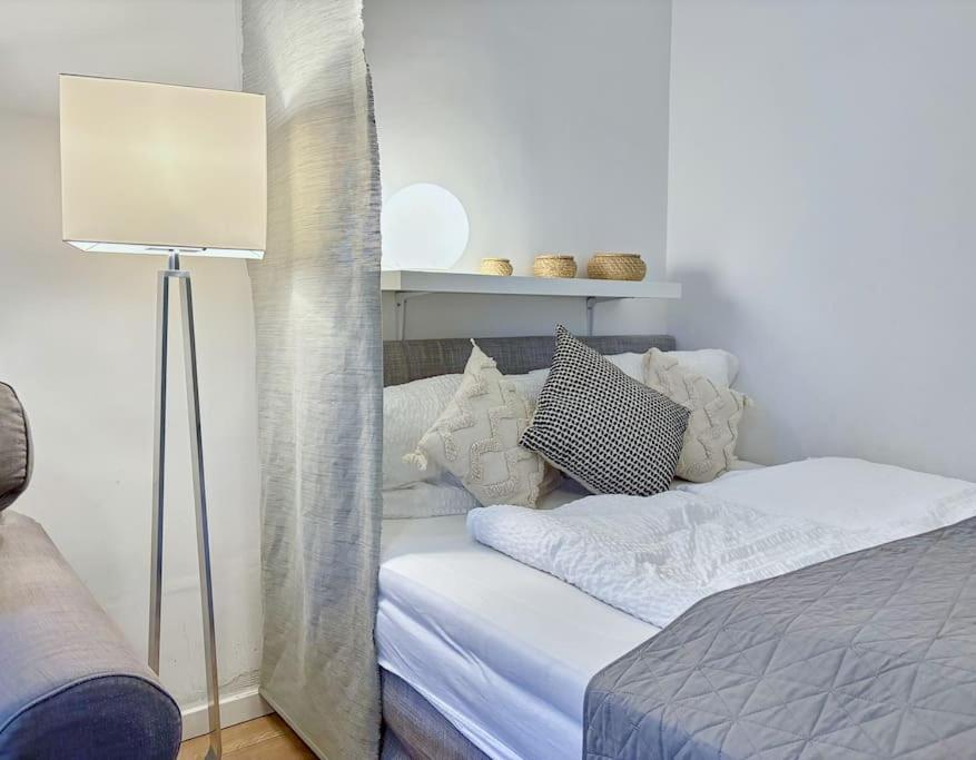 Relocation Or Expats, Only Long Term Stay! 2 Min To Metro Apartment *